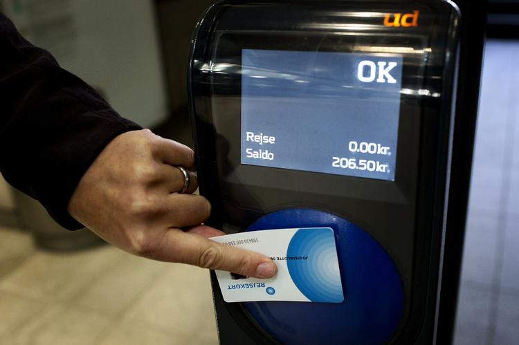 kovending. I første omgang skulle rejsekortholdere selv sørge for at købe en anden gyldig billet, men efter en kommentar fra transportminister Magnus Heunicke (S) på det sociale medie Twitter blev rejserne gjort gratis under nedbruddet. 