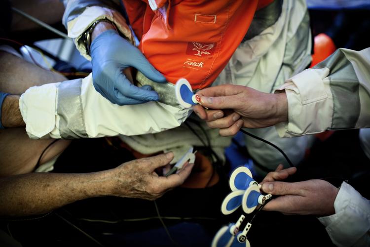 Konkurence. I Danmark er langt de fleste ambulancefolk privatansatte og al ambulancedrift har været udsat for konkurrence. Har det så ført til en dårlig kvalitet, spørger Morteh Dahlin. 