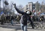 Gadekamp. Ifølge oppositionen i Ukraine er tre demonstranter blevet dræbt af skud fra politistyrker. Ukrainske myndigheder siger, at en person derudover er død, efter demonstranter stormede et regeringsvenligt partis hovedkvarter. 