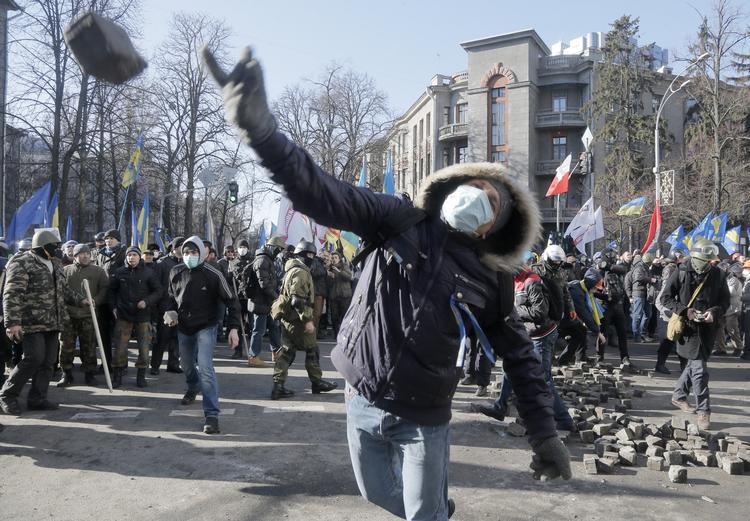 Gadekamp. Ifølge oppositionen i Ukraine er tre demonstranter blevet dræbt af skud fra politistyrker. Ukrainske myndigheder siger, at en person derudover er død, efter demonstranter stormede et regeringsvenligt partis hovedkvarter. 