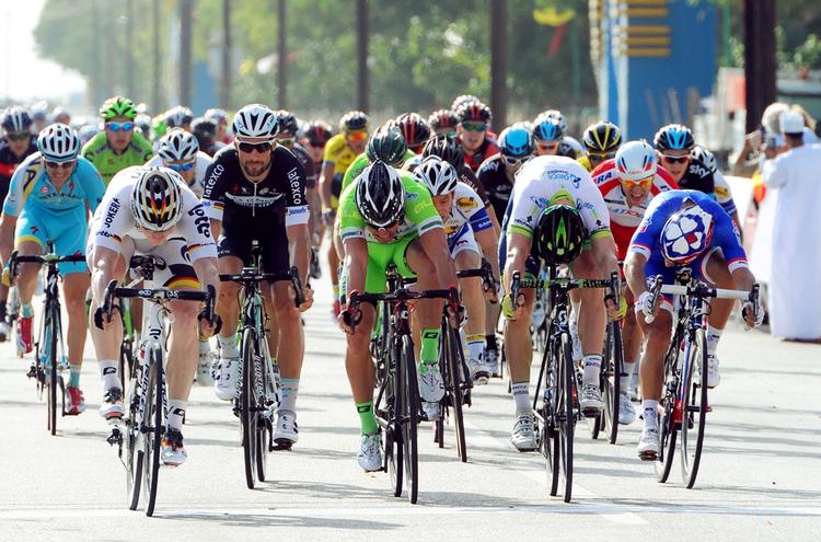 gorillabrøl. André Greipel (tv) vinder 1. etape i Tour of Oman froran australieren Leigh Howard (nr. 2 fra højre) og italieneren Nicola Ruffoni (i grønt i midten). 