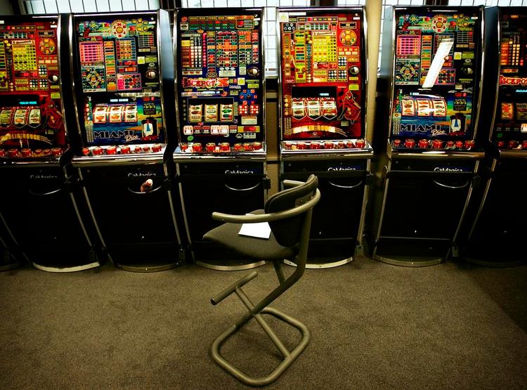 Exit. Det statslige spilleselskab Elite Gaming har nu afbrudt samarbejdet med tre af de fire spillehaller, der blev afsløret i at bruge sort arbejde og fupudlodninger. 