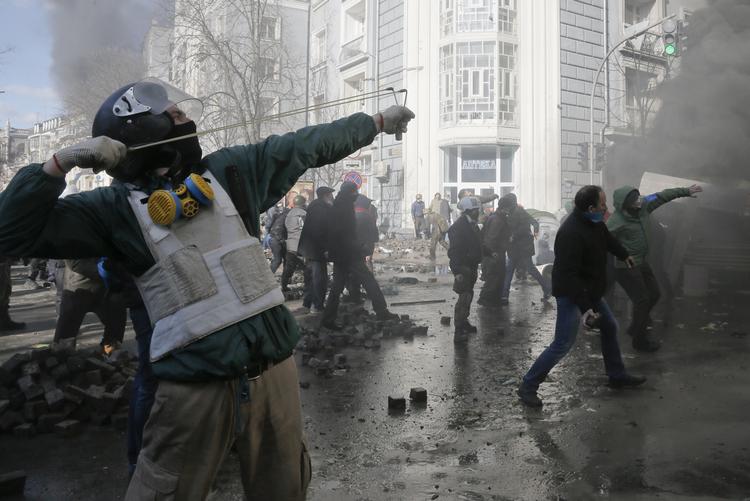 Gadevold. Dagen igennem er demonstranter og politi i den ukrainske hovedstad Kijev tørnet sammen i voldsomme kampe. 