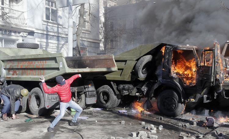 Protest. Ukrainske demonstranter holder stand på Uafhængighedspladsen efter blodige kampe mod politiet dagen igennem. Syv civile og to betjente er blevet dræbt i løbet af dagens kampe. Billedet er taget tidligere i dag. 