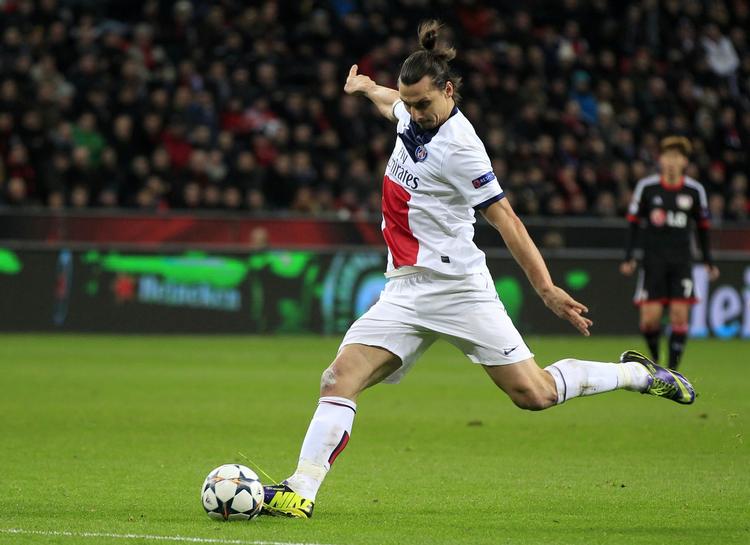 4-0. Zlatan Ibrahimovic svinger det 'kolde' venstreben og scorer et kanonmål i kampen mod Leverkusen. 