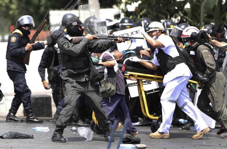 Gadekampe. Bangkoks gader blev i dag slagmark for voldelige sammenstød mellem demonstranter og politi. 