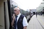 protest. DSB blev i morges ramt af et kortvarig men landsdækkende stop for alle tog, da lokomotivførerne gik til fagligt møde i protest mod, hvad de beskriver som, dårlig sikkkerhed som følge af besparelser. 