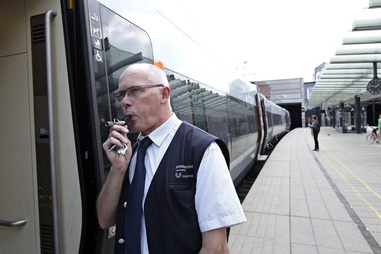 protest. DSB blev i morges ramt af et kortvarig men landsdækkende stop for alle tog, da lokomotivførerne gik til fagligt møde i protest mod, hvad de beskriver som, dårlig sikkkerhed som følge af besparelser. 