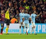 afgørende. De fleste iagttagere var ikke i tvivl om det røde kort til Martin Demichelis (th), men Manchester Citys træner langer kraftigt ud efter dommeren. 