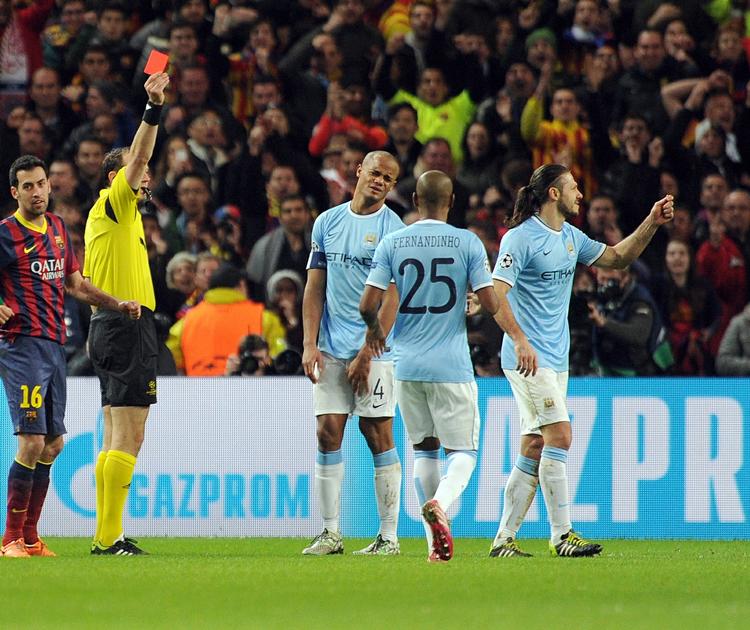 afgørende. De fleste iagttagere var ikke i tvivl om det røde kort til Martin Demichelis (th), men Manchester Citys træner langer kraftigt ud efter dommeren. 
