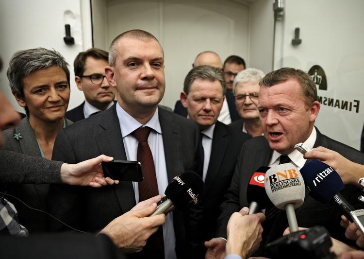 MENINGSFÆLLER. Venstres formand Lars Løkke Rasmussen roser finansminister Bjarne Corydon (S) for at undersøge mulighederne for udlicitering af kernevelfærden. 