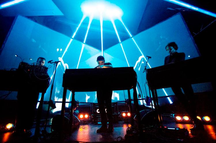 Rytme. Det er med den udadvendte rytmik, ikke med de inderlige popsange, at Moderat rammer sit publikum. 