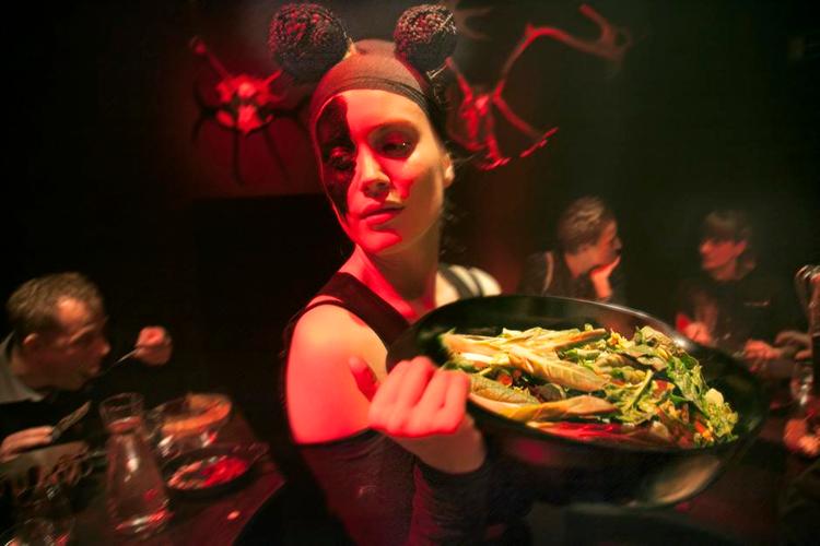 Kulmination. Stemningen er løssluppen i røverhulen, som er den sceniske og kulinariske kulmination på fire timers madteater i 'Snedronningen' på Teater Republique. 