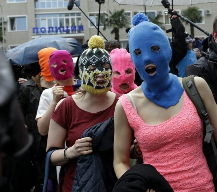 ansvar? Medlemmerne af den russiske punkgruppe, Pussy Riot, forlader politistationen i Adler efter frigivelsen af to af gruppens medlemmer. 