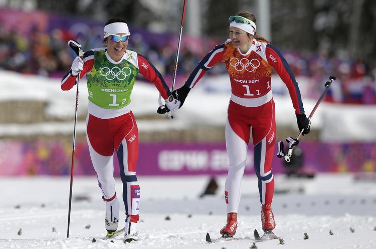 Sejr. Ingvild Flugstad Østberg (tv) sendte Marit Bjørgen af sted med et forspring på tre sekunder, der blev udbygget på sidste omgang. 