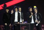 Prisfest. Sidste år modtog One Direction prisen for Årets album. I år er de blandt andet nomineret i kategorien 'Bedste britiske gruppe'. Og bandets engagerede fans vil sikkert glæde sig over muligheden for som YouTube-publikummer at få et kig på, hvad der sker i backstage-området, mens de britiske tv-sere udsættes for  reklamepause. (arkivfoto) 