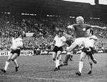 ANFØREREN. Et af sine 12 mål på landsholdet scorede Kresten Bjerre, da Danmark i 1971 mødte Vesttysklands stjernespækkede landshold. Danmark førte 1-0 til der manglede 20 minutter, så scorede Gerd Müller, Heinz Flohe og Franz Beckenbauer (th.) og sikrede en 3-1-sejr til holdet, der året efter blev europamester. 