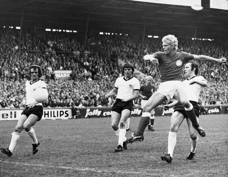 ANFØREREN. Et af sine 12 mål på landsholdet scorede Kresten Bjerre, da Danmark i 1971 mødte Vesttysklands stjernespækkede landshold. Danmark førte 1-0 til der manglede 20 minutter, så scorede Gerd Müller, Heinz Flohe og Franz Beckenbauer (th.) og sikrede en 3-1-sejr til holdet, der året efter blev europamester. 