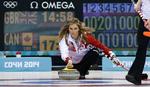 finaleklar. Canadas skipper, Jennifer Jones, sender en sten afsted i semifinale-sejren over Storbritannien. 