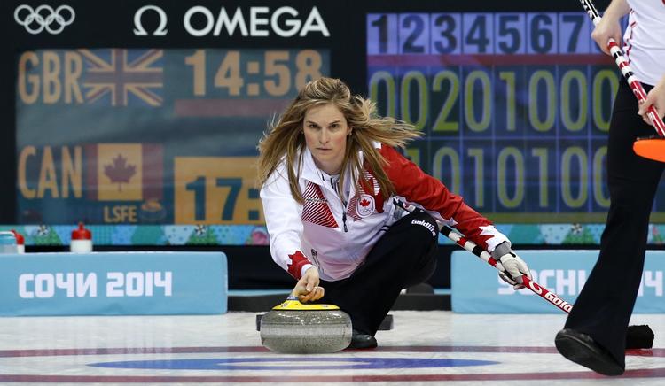 finaleklar. Canadas skipper, Jennifer Jones, sender en sten afsted i semifinale-sejren over Storbritannien. 