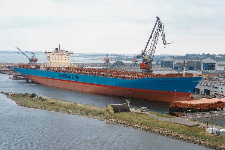 FÆRDIGT. Skibet Svendborg Maersk ses her ved udrustningskajen på Lindø-værftet umiddelbart efter navngivningen i september 1998. På daværende tidspunkt var skibet endnu ikke lastet med containere. 