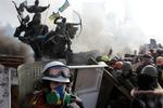 Protest. De regeringskritiske demonstranter har iført sig interimistisk beskyttelsesudstyr og bruger alt fra gryder og arbejdshjelme til ishockeyudstyr for at beskytte sig under kampene. 