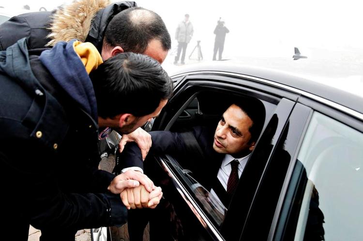 Minister. Danmarks nye social-, integrations- og ligestillings-minister, Manu Sareen (R), lykønskes på Amalienborg Slotsplads efter udnævnelsen. 