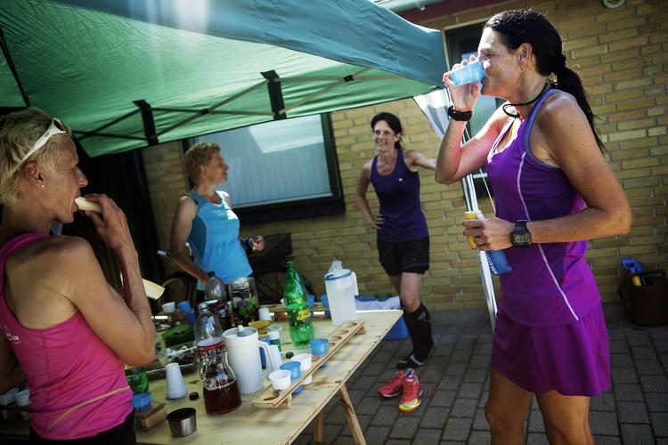 KONDIVAND. Annette Fredskov i en drikkepause under sidste års maratonrekord. Hun går længst på literen med kondivand og boller smurt med nutella. 