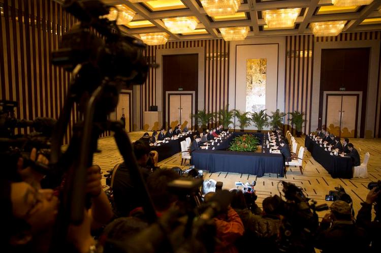Topmøde. Pressen var med, da Kina og Taiwan i sidste uge mødtes til politisk topmøde i det østlige Kina. Men til stor forargelse for den Taiwanske delegation nægtede Kina udvalgte reportere adgang til Kina. 