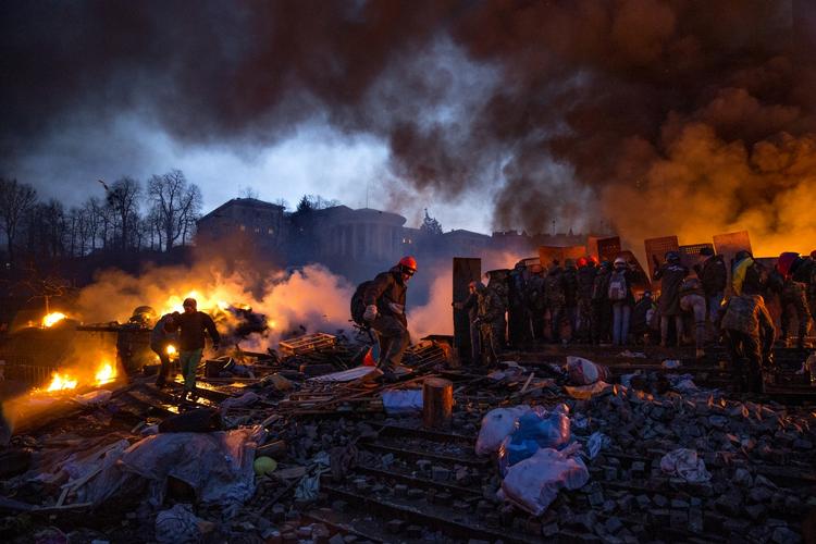 Vold. Siden i går formiddag er mindst 25 mennesker omkommet i kampene i Kijev mellem demonstranter og urobetjente. Der er omkomne på begge sider af konflikten, som har omdannet dele af det centrale Kijev til en slagmark af brændende barrikader og gadekampe. 