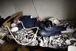 Behandling. Benjamin Andresen har brug for en respirator til at trække vejret, når han sover. Her er han på sit værelse med hunden Holger. 