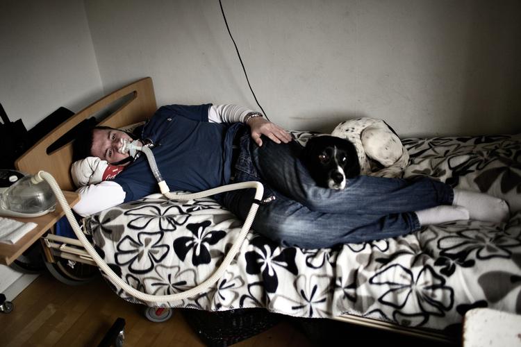 Behandling. Benjamin Andresen har brug for en respirator til at trække vejret, når han sover. Her er han på sit værelse med hunden Holger. 