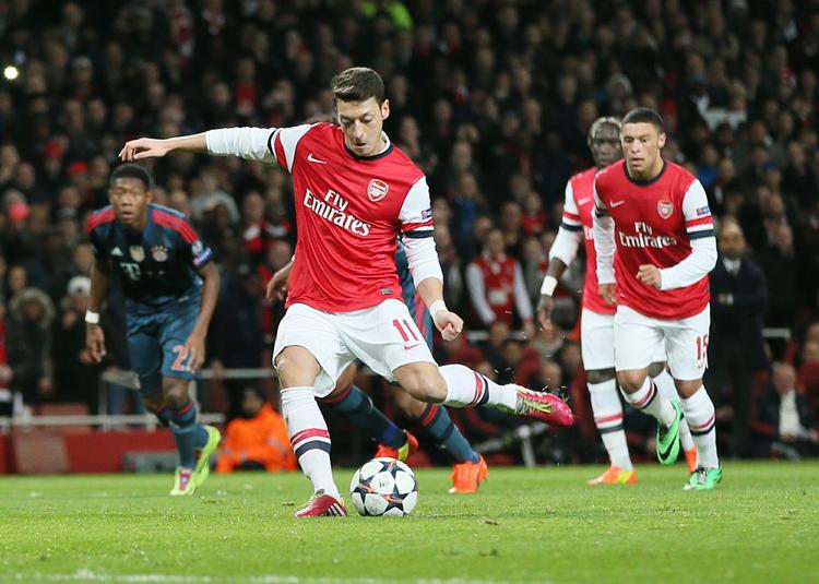 AFBRÆNDER. Efter otte minutter sendte Mesut Özil et straffespark blødt ind midt i målet, hvor Manuel Neurer fik hånden på. 