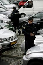 Parkering. Torsdag tredjebehandler Folketinget et lovforslag, som vil gøre parkeringsreglerne ens for landets kommuner. 