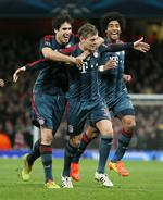 X-faktor. Javier Martinez (tv) og  Dante (th) jubler med dagens mand i skysovs, Toni Kroos. 