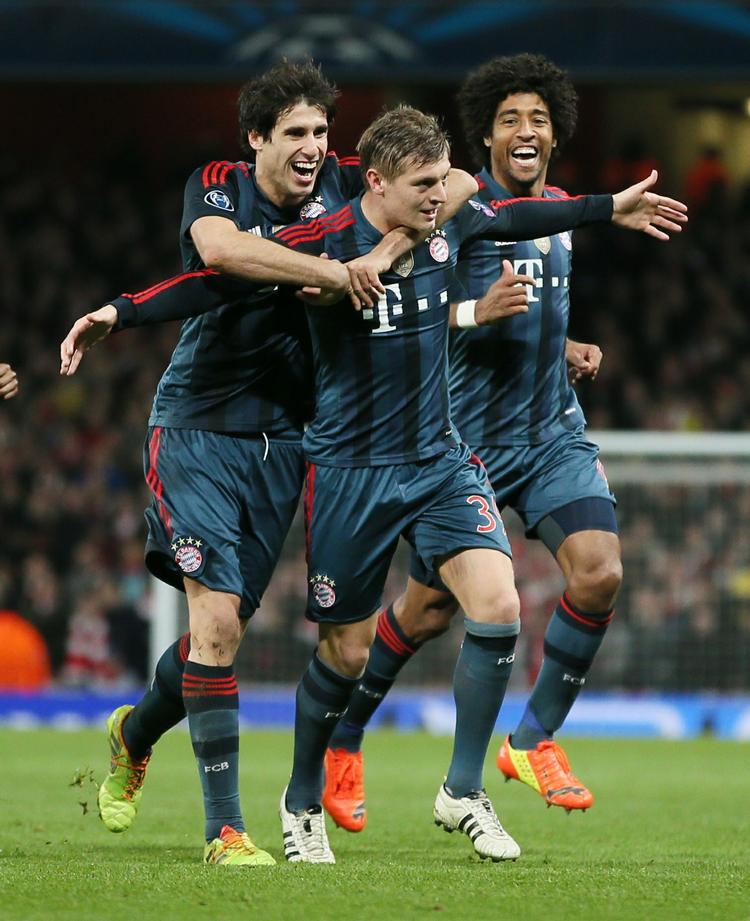 X-faktor. Javier Martinez (tv) og  Dante (th) jubler med dagens mand i skysovs, Toni Kroos. 