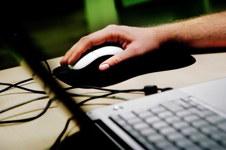 Giftig. Når du arbejder med computermus, tastatur og høretelefoner kommer du i kontakt med kemiske blødgører, der kan være skadelige. 