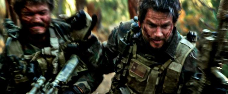 Blodigt. Kuglerne flyver og blodet flyder i 'Lone Survivor', der udvikler sig til et ensformigt skyderi. 