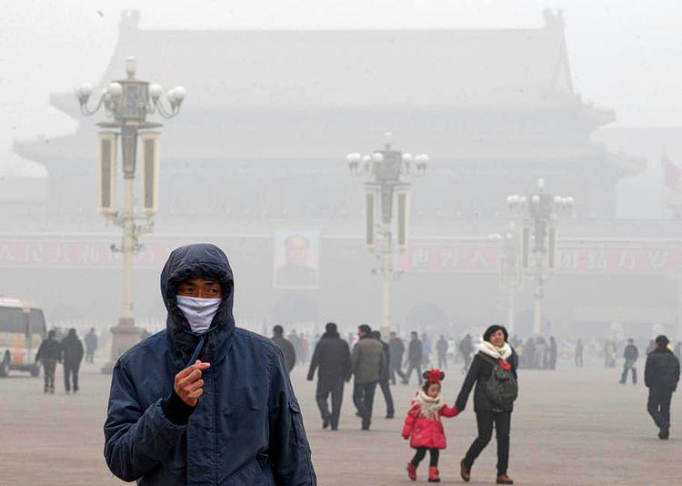 Uanvendelig. Forureningen i Bejing er nu så alvorlig, at den kinesiske hovedstad nærmest er uanvendelig, konkluderer en tænketank. I weekenden viste målinger, at der nogle steder var over 500 mikorgram partikler i luften. Højere går skalaen, som man måler det med, ikke. 