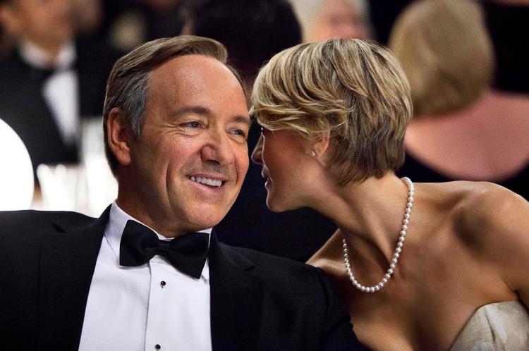 Streaming. Tv on demand blomstrer frem blandt andet gennem streamingtjenesten, Netflix, som står bag den populære serie "House of Cards". 