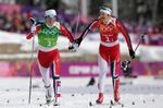 Guld. Ingvild Flugstad Øtberg (th) og  Marit Bjørgen var onsdag bedst i langrendssprinten i Sotji. 
