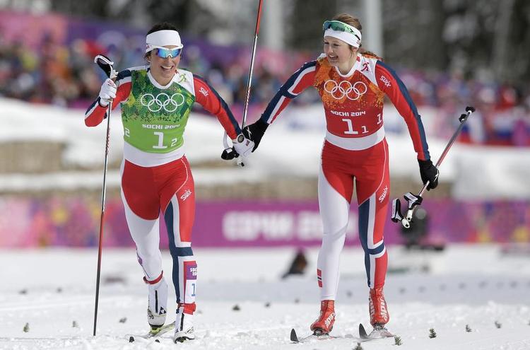 Guld. Ingvild Flugstad Øtberg (th) og  Marit Bjørgen var onsdag bedst i langrendssprinten i Sotji. 