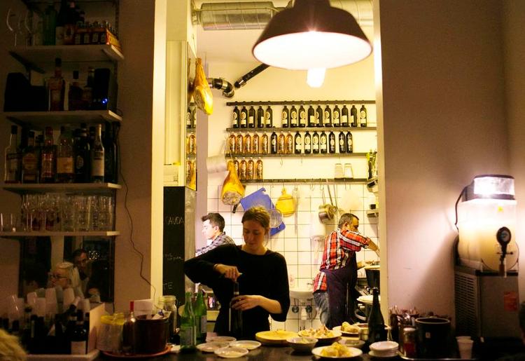 Uhøjtideligt. Stemningen er afslappet på Osteria 16, der med sine rustikke småretter lever op til sit navn – men også kan mere end det. 
