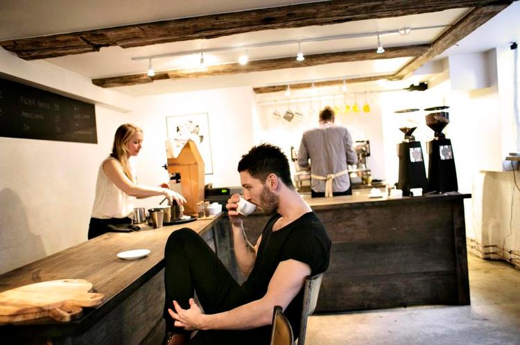 Omhu. Filterkaffen har samme farve som teaktræ hos Copenhagen Coffee Lab, men den er brygget med kærlighed 
