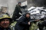 Oprør. Bevæbnede demonstranter ved en afspærring i det centrale Kijev, der minder om en krigsskueplads. 