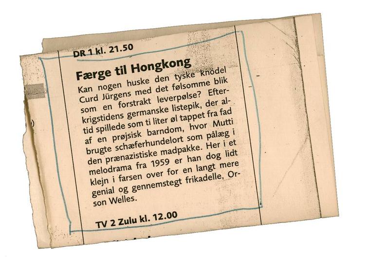 Perle. Et eksempel på, at selv meget små elementer i avisen kan give læseren en helt usædvanlig oplevelse. Hvem skulle tro, at en forhåndsomtale af en temmelig ligegyldig film i tv kunne udføres på denne måde. Jeg fik ikke set filmen, men læser jævnlig Bo Tao Michaëlis' omtale af den tyske »knödel Curd Jürgens«, der er »klejn i farsen«, skriver Gorm Vølver 