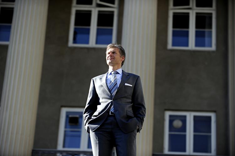 charme. Thomas Borgens norske charme og lune er måske med til at vende den folkelige opfattelse af Danske Bank som stiv og selvhøjtidelig, men spørgsmålet er om charmen er nok til at fjerne en grim mistanke om, at der fifles dybt inde i maskinrummet i forbindelse med prissætning og handel med obligationer. 
