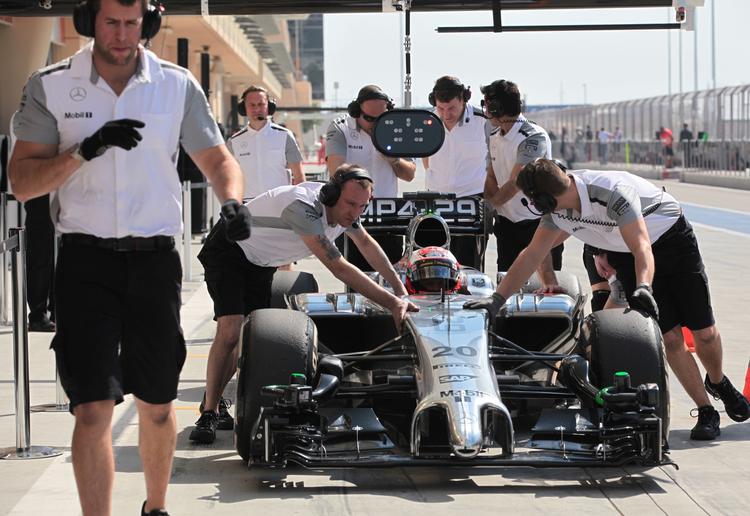 hurtigst. Kevin Magnussen stopper i pitten under testkørslerne i Bahrain. 