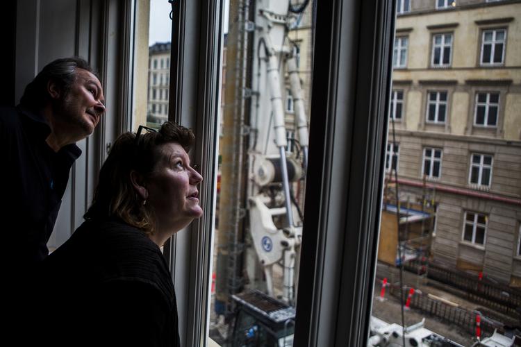 Kompensation. Hvis Transportminister Magnus Heunicke (S) sætter handling bag ordene, kan Mia Rosenkilde Nielsen, Nils Engelbrecht og de øvrige metronaboer se frem til et retskrav om genhusning og mulighed for større erstatninger. (arkiv) 