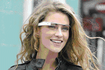 ETIKETTE. Google har nu udsendt retningslinjer for, hvordan deres intelligente brille, Glass, skal bruges. Det sker i håbet om at Glass-brugere ikke bliver kaldt 'Glassholes'. (Foto: PR-foto/Google) 